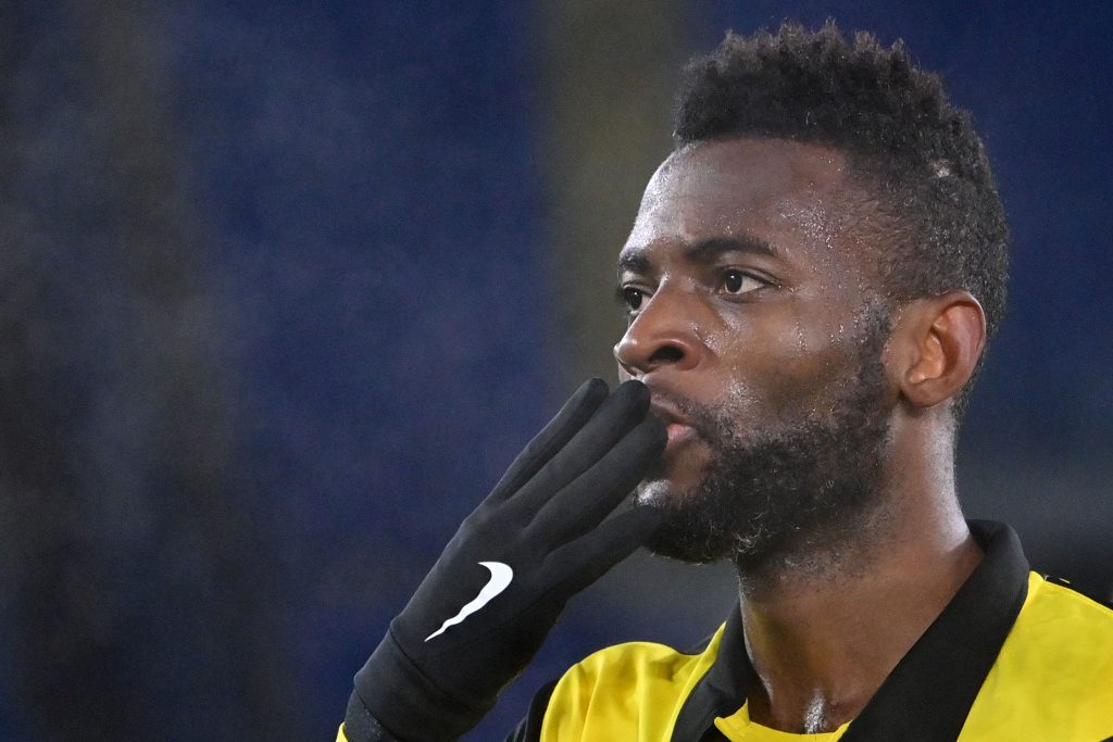 Nsame esulta per un gol all'Olimpico contro la Roma in una partita di Europa League