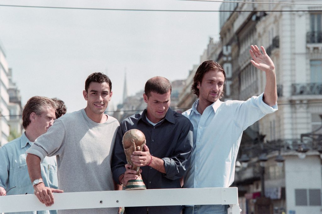 Dugarry e Zidane che festeggiano la vittoria della Coppa del Mondo