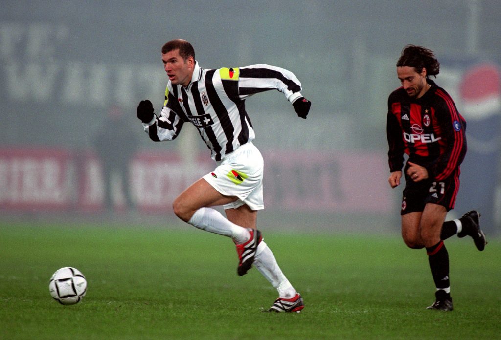 Zinedine Zidane in azione con la maglia della Juventus