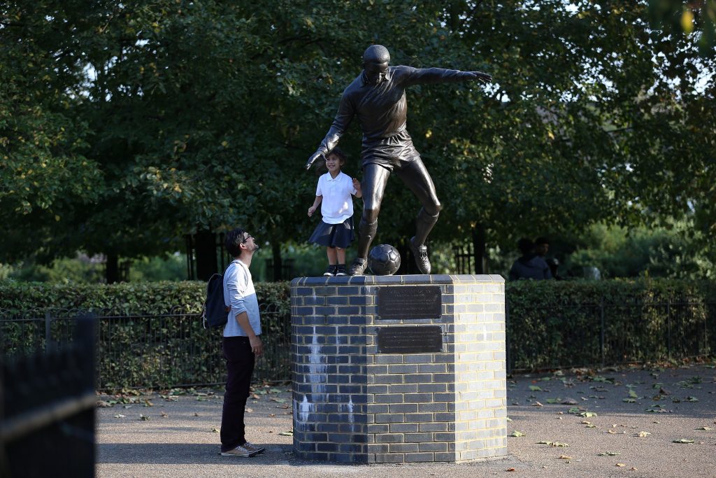 La statua dedicata a Laurie Cunningham