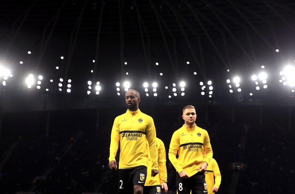 Eli Dasa nel riscaldamento di Vitesse - Tottenham