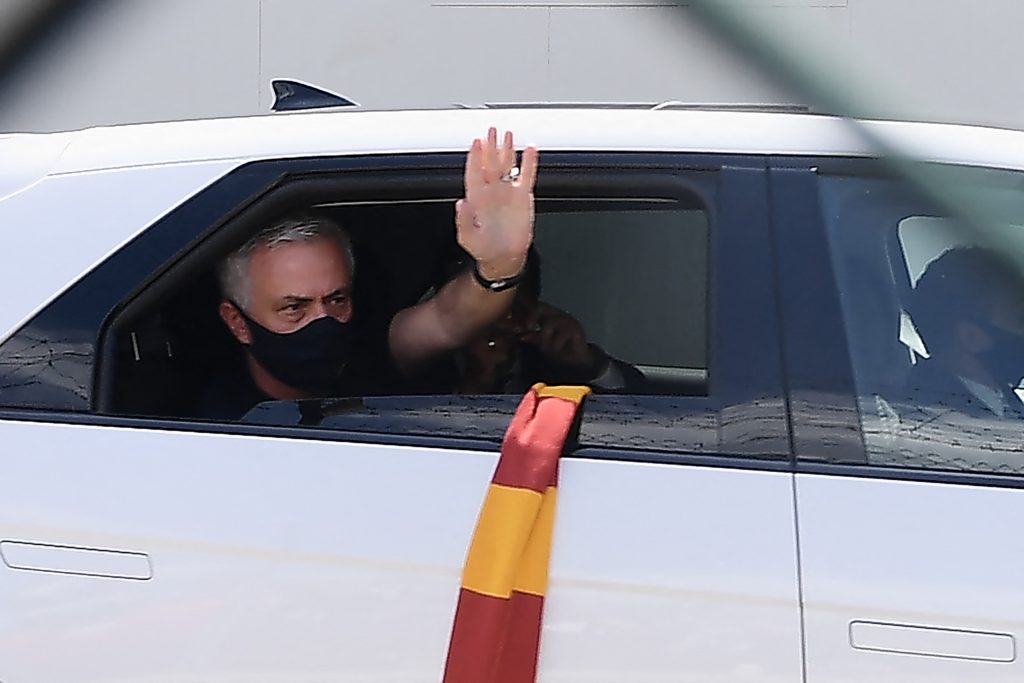 Mourinho al momento dell'arrivo a Roma