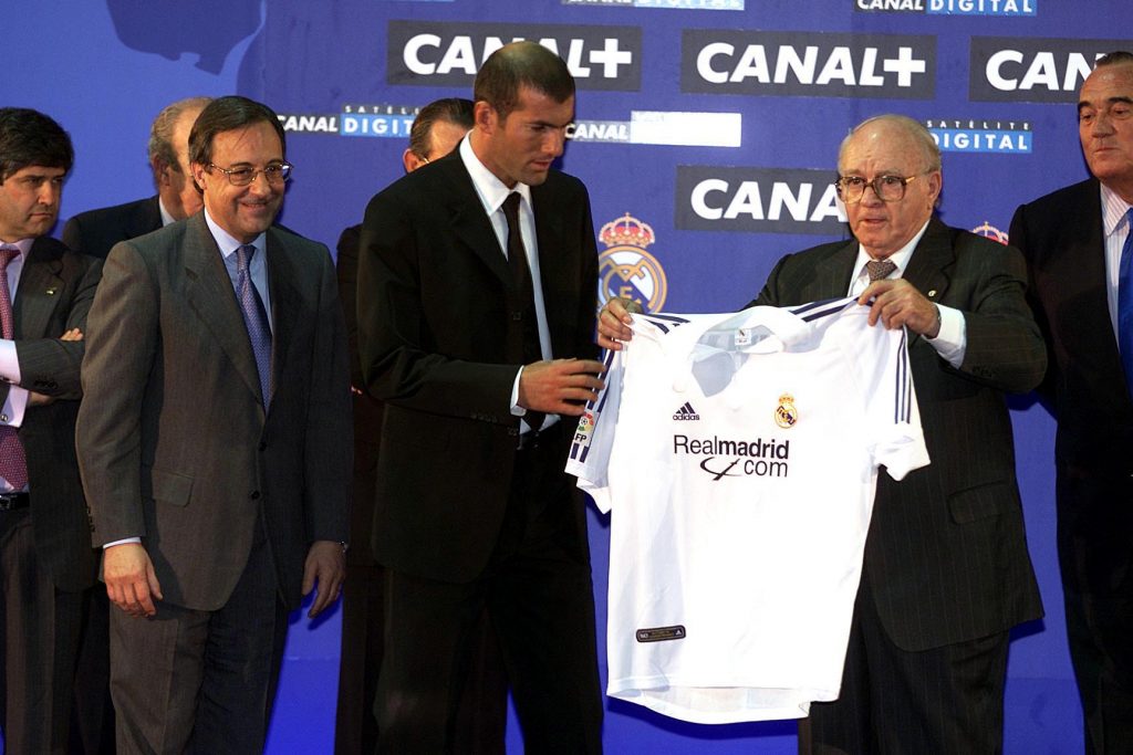 La presentazione di Zidane al Bernabeu con Di Stefano e Florentino Perez