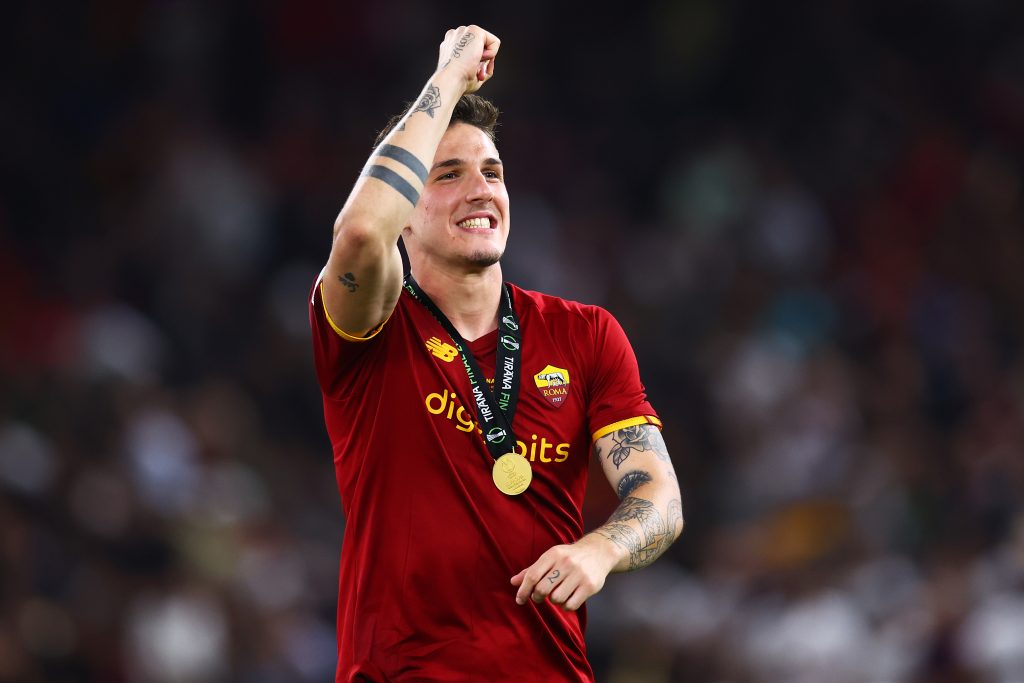 Nicolò Zaniolo esulta dopo la finale di Tirana tra Roma e Feyenoord