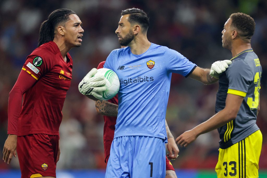 Smalling e Rui Patricio contro Dessers