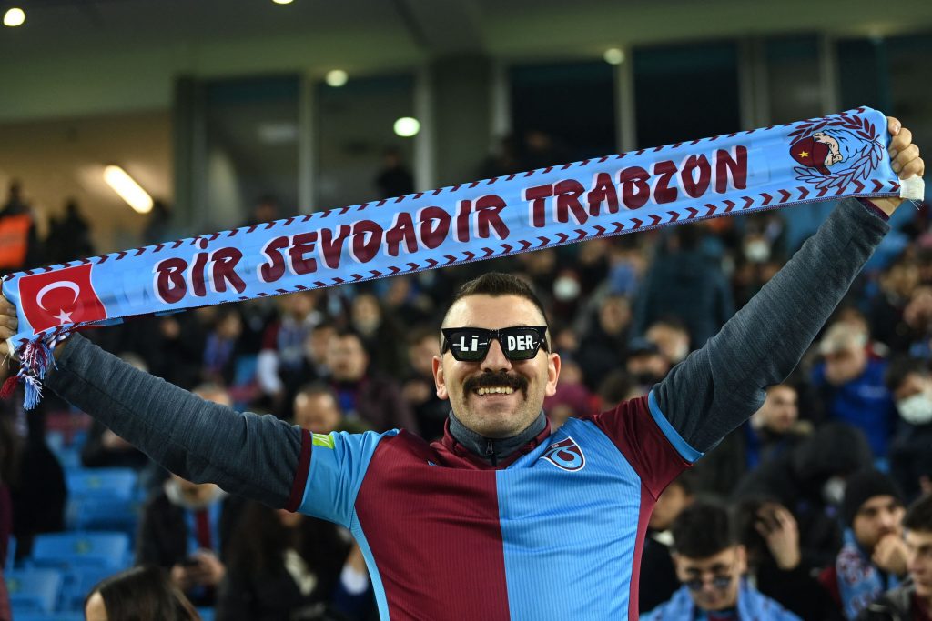 Un tifoso del Trabzonspor mostra la sua sciarpa, in festa per il campionato e il conseguente ritorno in Champions League