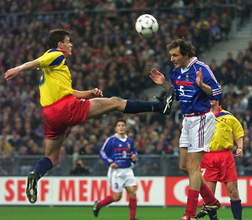 Ildefons Lima contrasta Laurent Blanc durante Andorra-Francia, qualificazioni a Euro 2000
