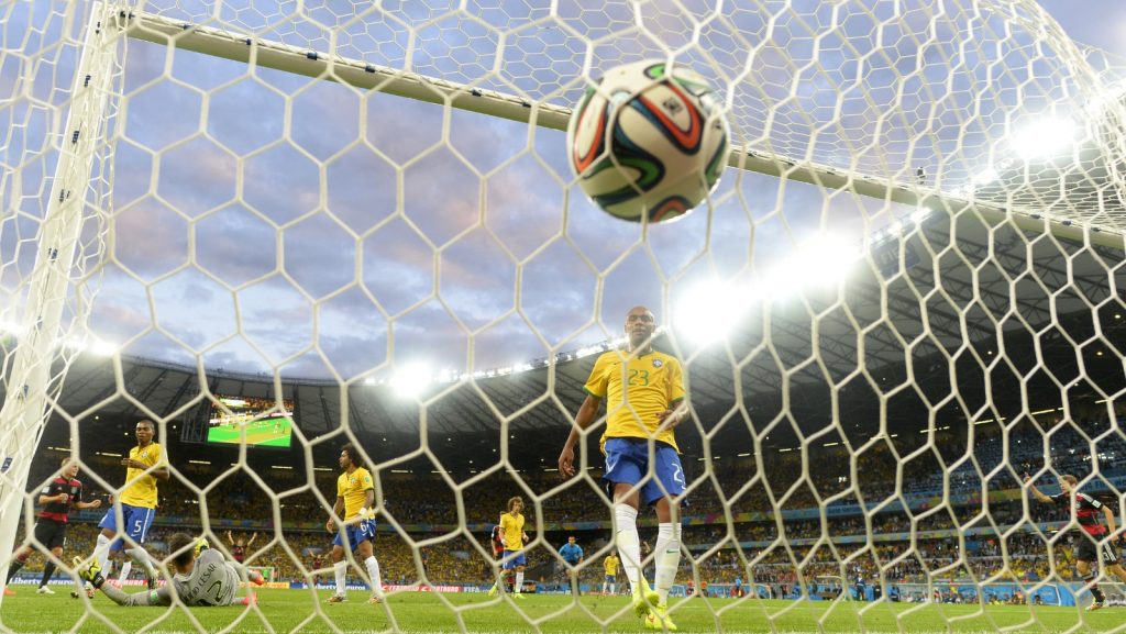 il pallone che sul fondo della rete all'ennesimo gol della germania