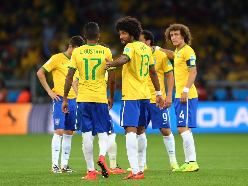 I calciatori brasiliani smarriti dopo il primo gol della Germania al Mineirao