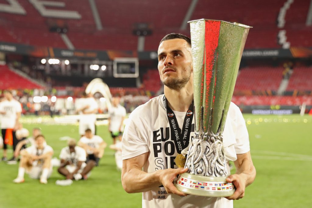 Kostic con l'Europa League conquistata a forza di cross 