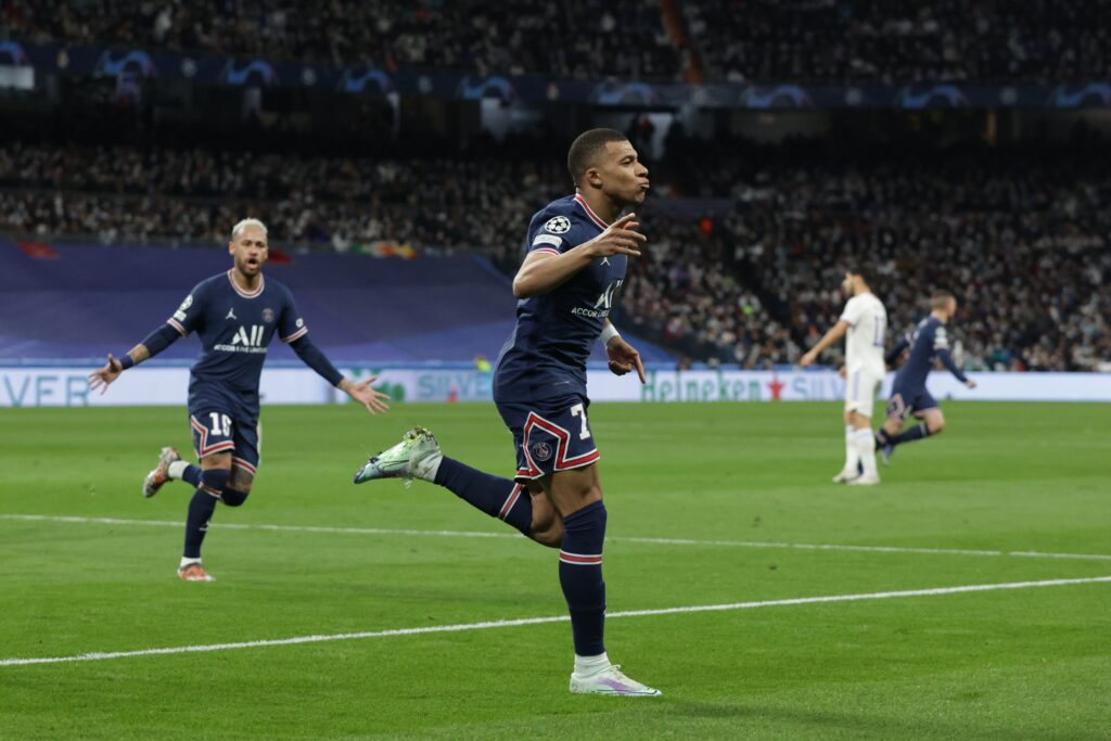 Mbappe che esulta dopo il vantaggio del PSG al Bernabeu