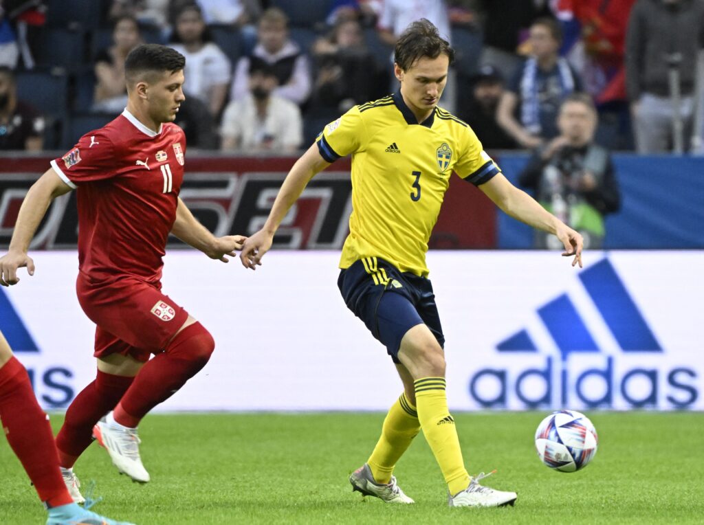 Hjalmar Ekdal con la maglia della Svezia, è uno dei migliori centrali dell'Allsvenskan