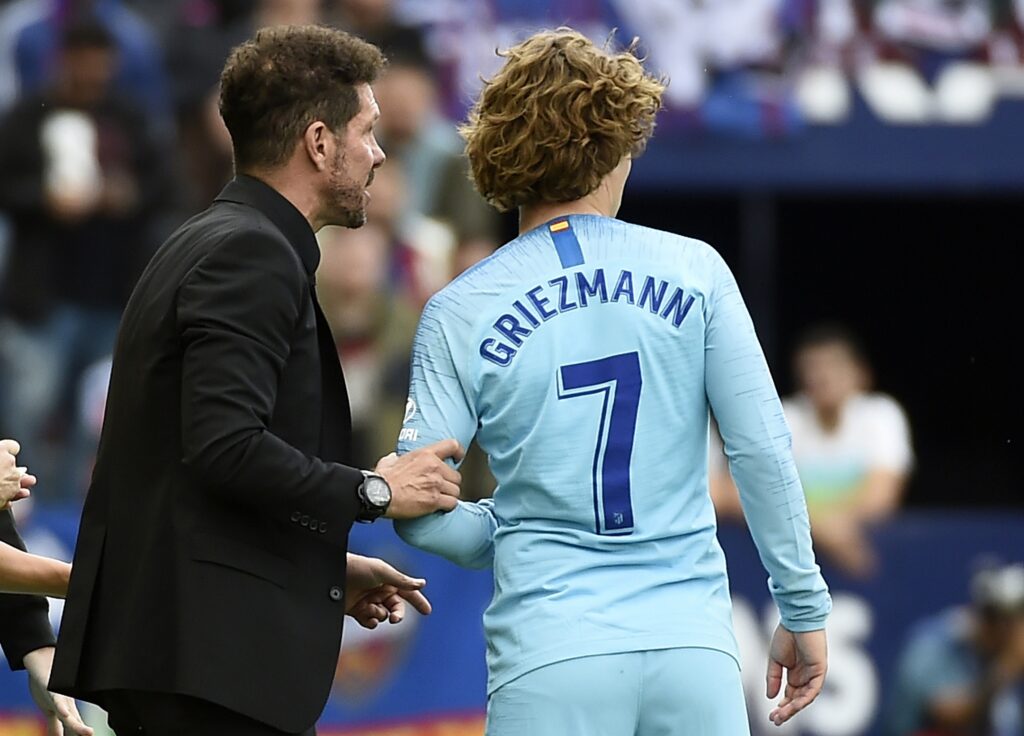 Simeone che parla con Griezmann a bordo campo, la sua posizione come quella di Ounahi saranno oggetto di valutazioni tattiche