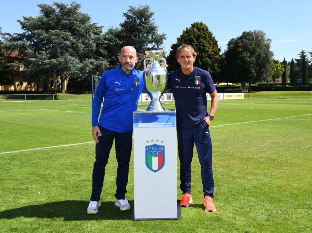 Vialli e Mancini che posano con il trofeo di EURO 2020