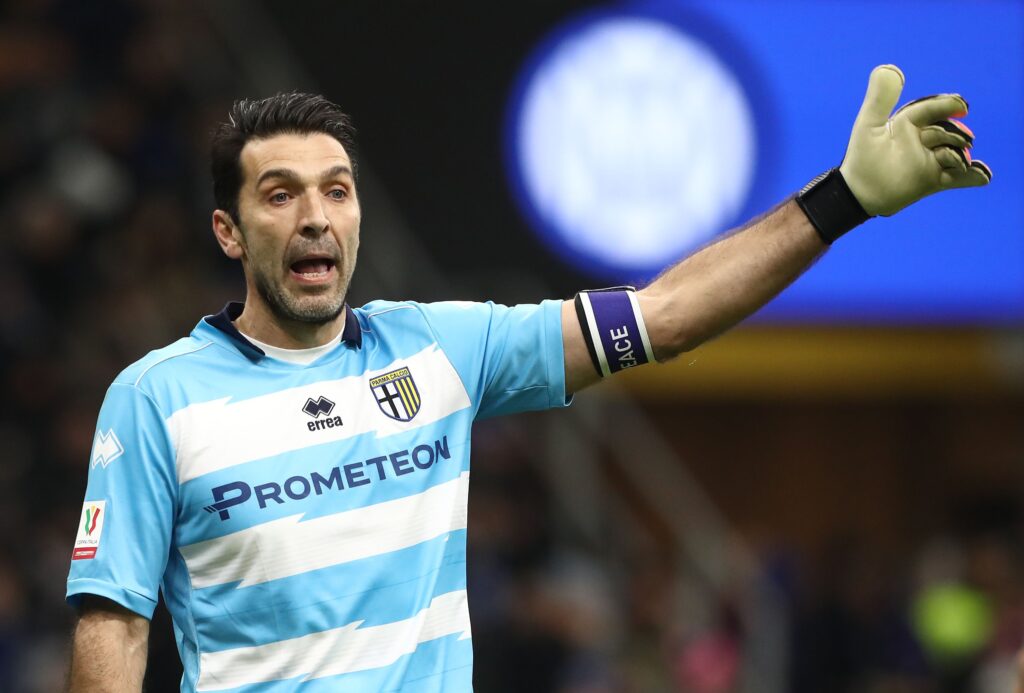 Gigi Buffon con la maglia del Parma, è il grande idolo di Elia Caprile.
