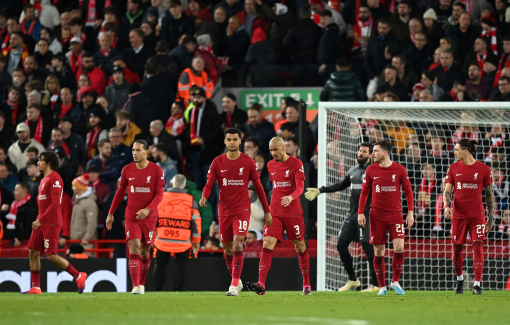 Giocatori del Liverpool sconsolati dopo uno dei 5 goal presi dal Real Madrid.