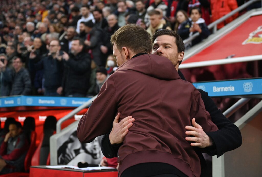 Nagelsmann saluta Xabi Alonso al termine della partita che non gli farà disputare City-Bayern