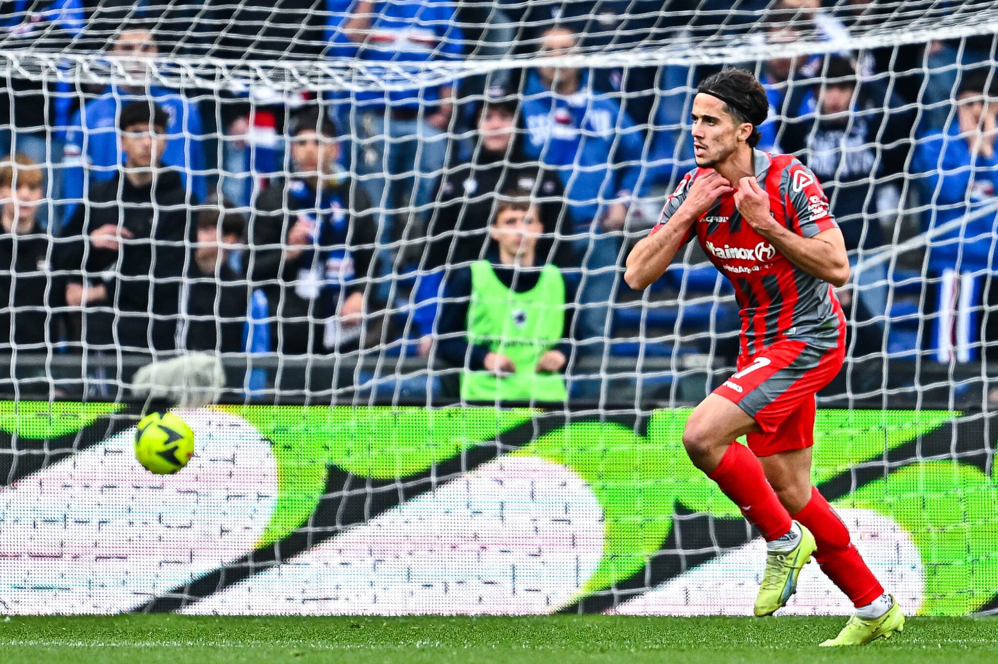 Sernicola esulta con la Cremonese dopo il gol alla Sampdoria