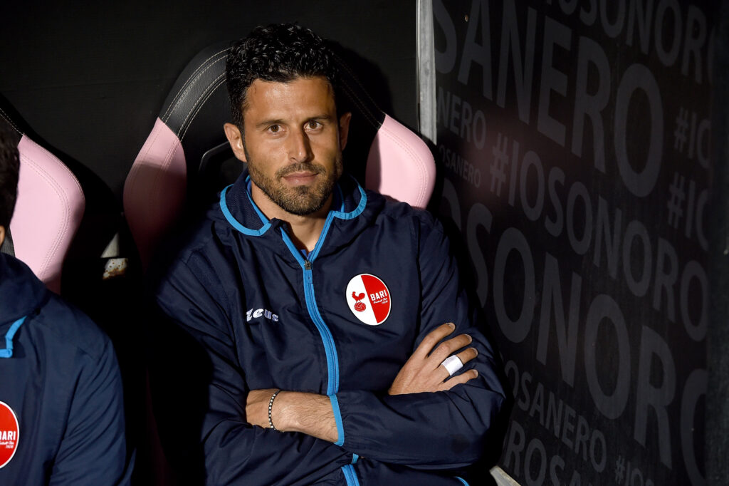 Fabio Grosso siede sulla panchina del Bari
