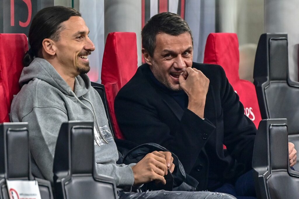 Paolo Maldini e Zlatan Ibrahimovic seduti sulla panchina del Milan