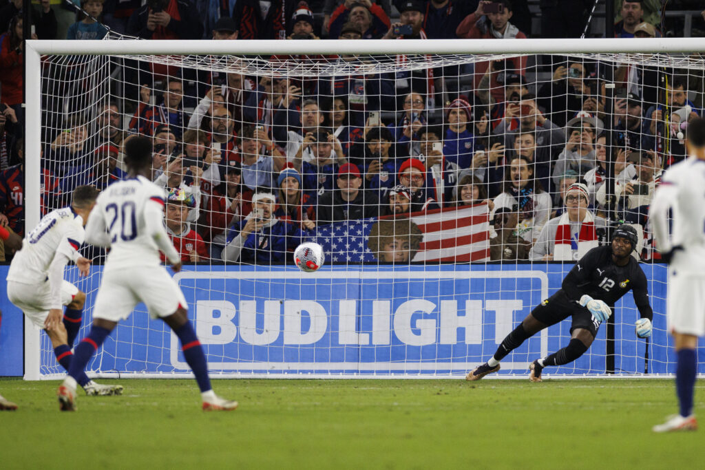 Christian Pulisic segna un goal per gli Stati Uniti d'America con il piattone contro il Ghana