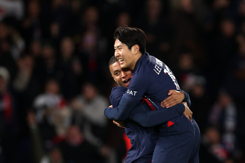 Lee Kang-in salta addosso Mbappé, dopo un goal segnato in Ligue One.